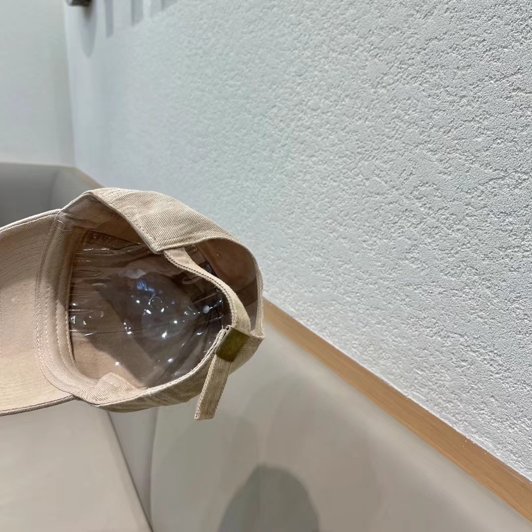  巴黎世家& 最新款🧢棒球帽
定制棉质面料!!整体透气性很好
精致的字母刺绣和工整的走线，
版型超正值得