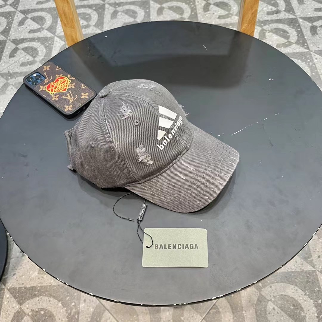  巴黎世家& 最新款🧢棒球帽
定制棉质面料!!整体透气性很好
精致的字母刺绣和工整的走线，
版型超正值得