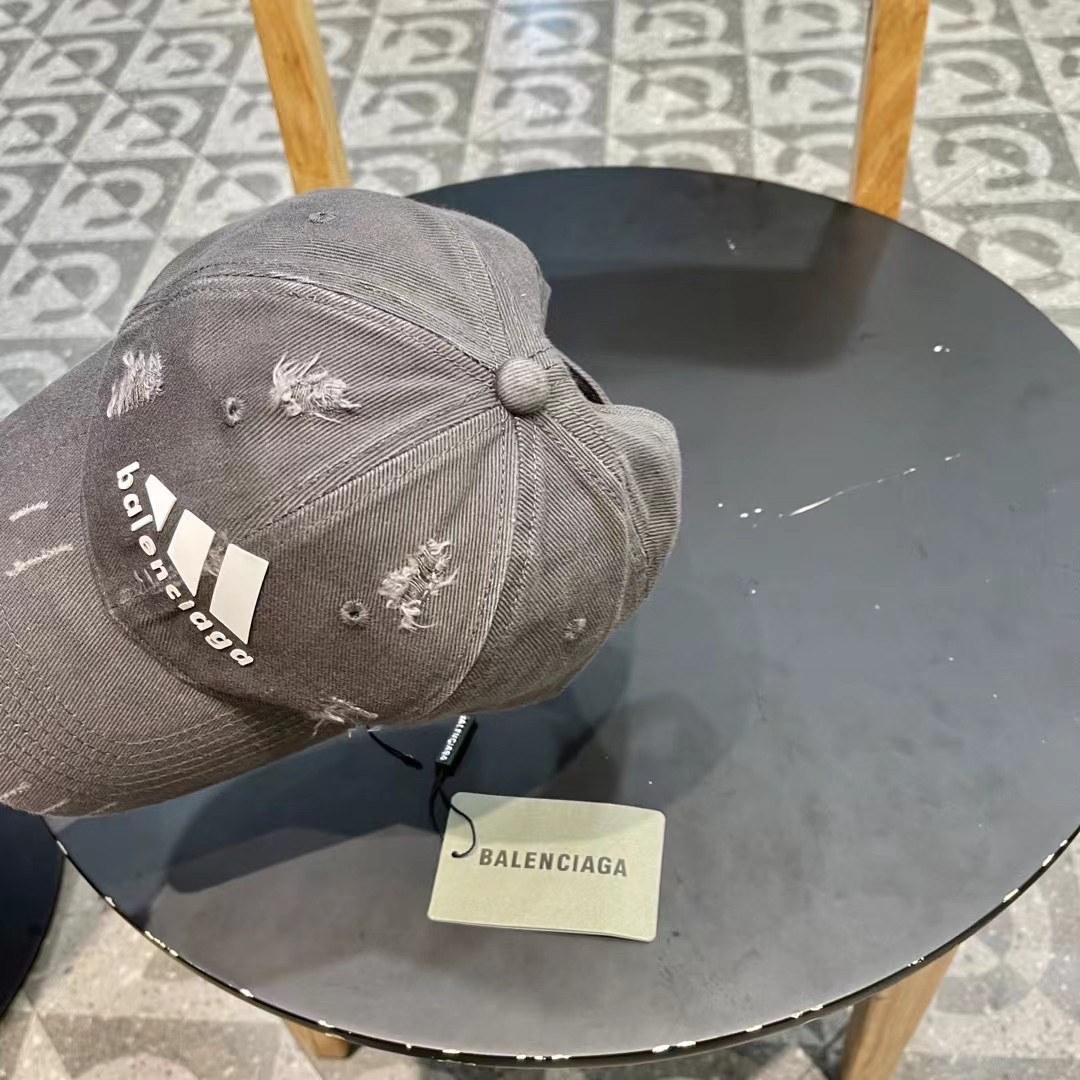  巴黎世家& 最新款🧢棒球帽
定制棉质面料!!整体透气性很好
精致的字母刺绣和工整的走线，
版型超正值得