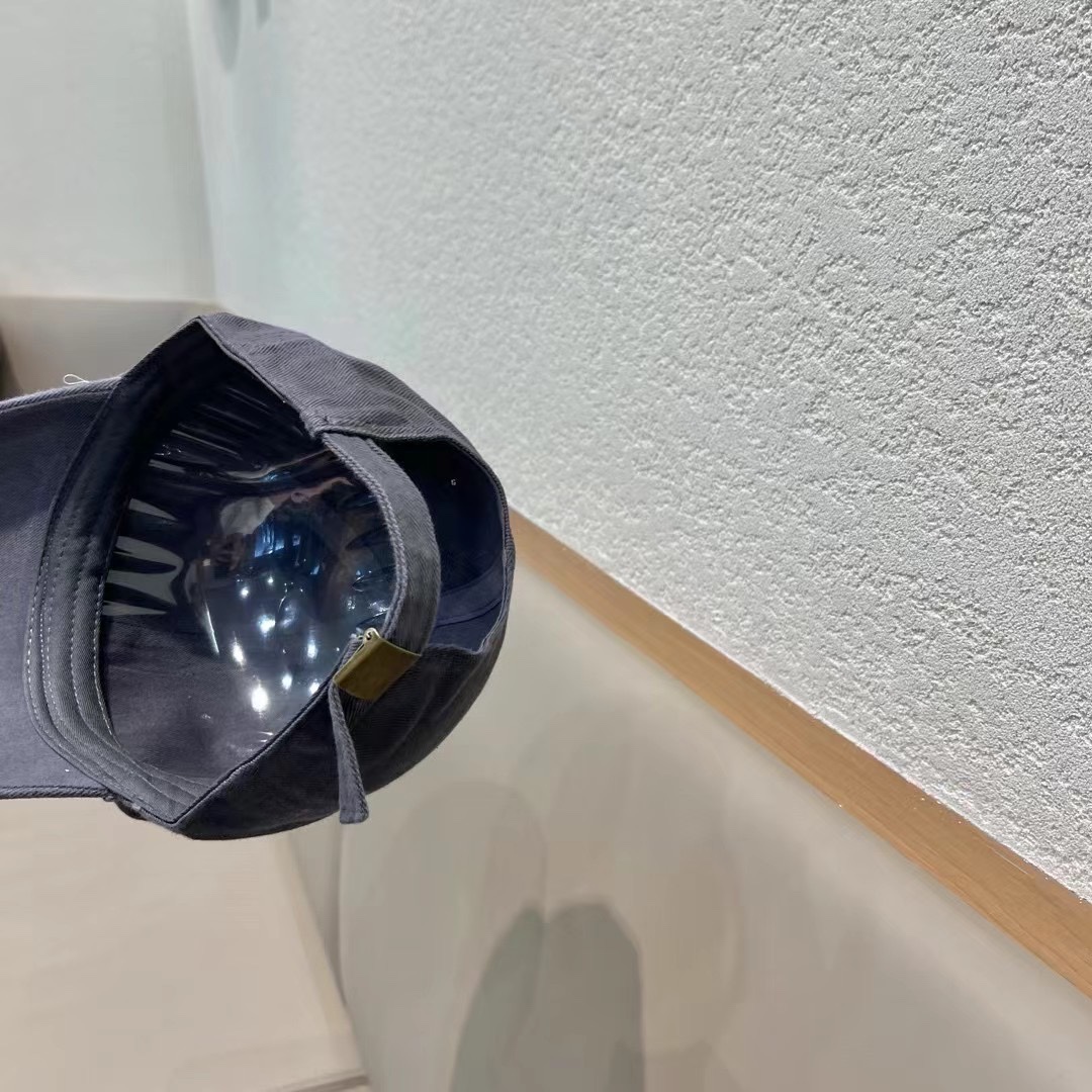  巴黎世家& 最新款🧢棒球帽
定制棉质面料!!整体透气性很好
精致的字母刺绣和工整的走线，
版型超正值得