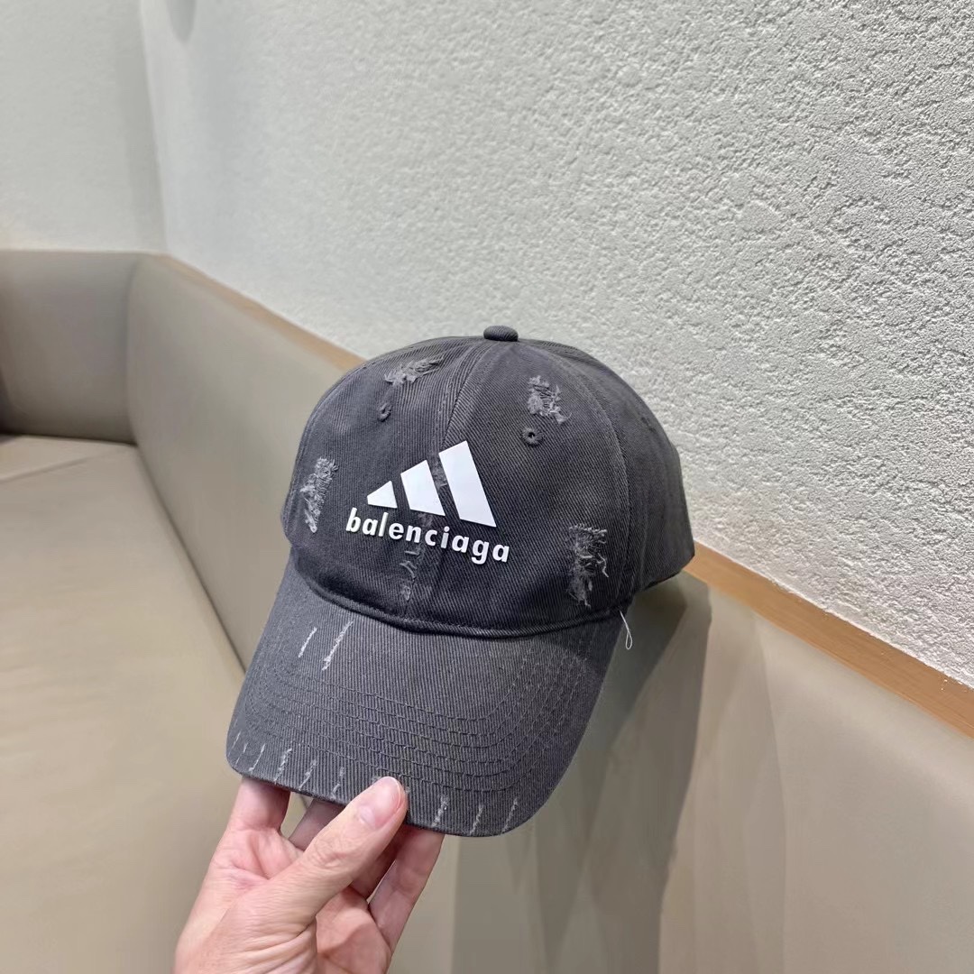  巴黎世家& 最新款🧢棒球帽
定制棉质面料!!整体透气性很好
精致的字母刺绣和工整的走线，
版型超正值得