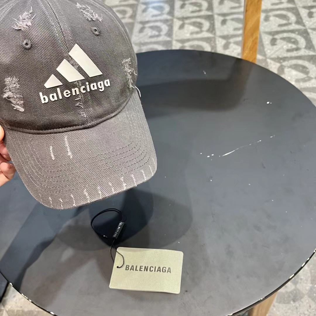  巴黎世家& 最新款🧢棒球帽
定制棉质面料!!整体透气性很好
精致的字母刺绣和工整的走线，
版型超正值得