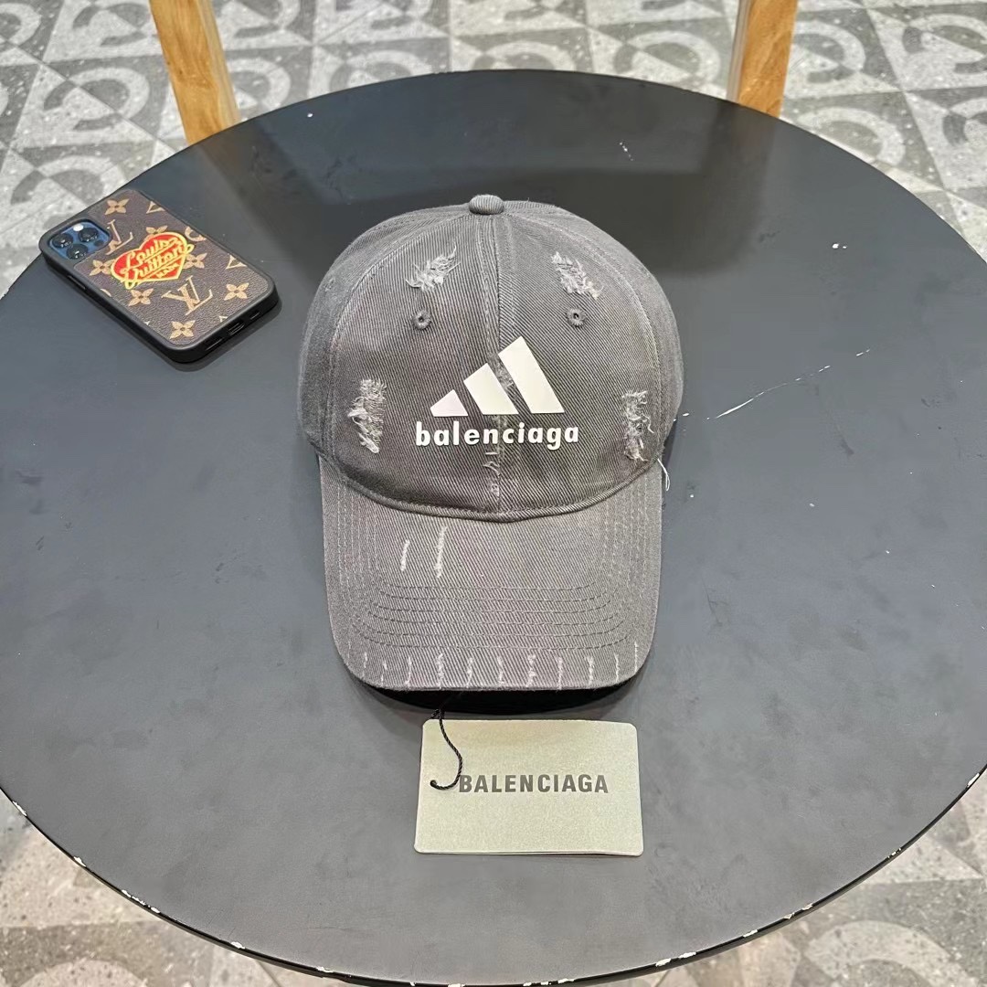  巴黎世家& 最新款🧢棒球帽
定制棉质面料!!整体透气性很好
精致的字母刺绣和工整的走线，
版型超正值得