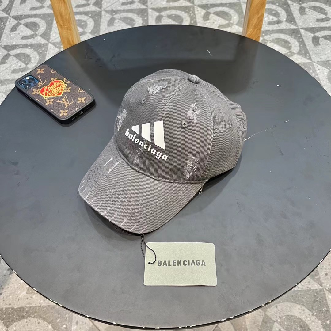  巴黎世家& 最新款🧢棒球帽
定制棉质面料!!整体透气性很好
精致的字母刺绣和工整的走线，
版型超正值得
