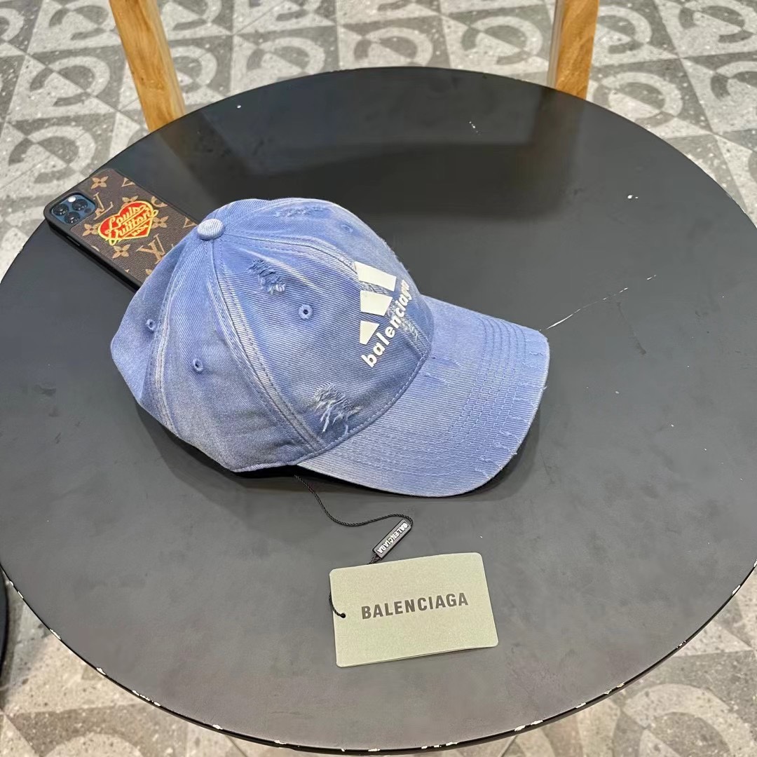  巴黎世家& 最新款🧢棒球帽
定制棉质面料!!整体透气性很好
精致的字母刺绣和工整的走线，
版型超正值得