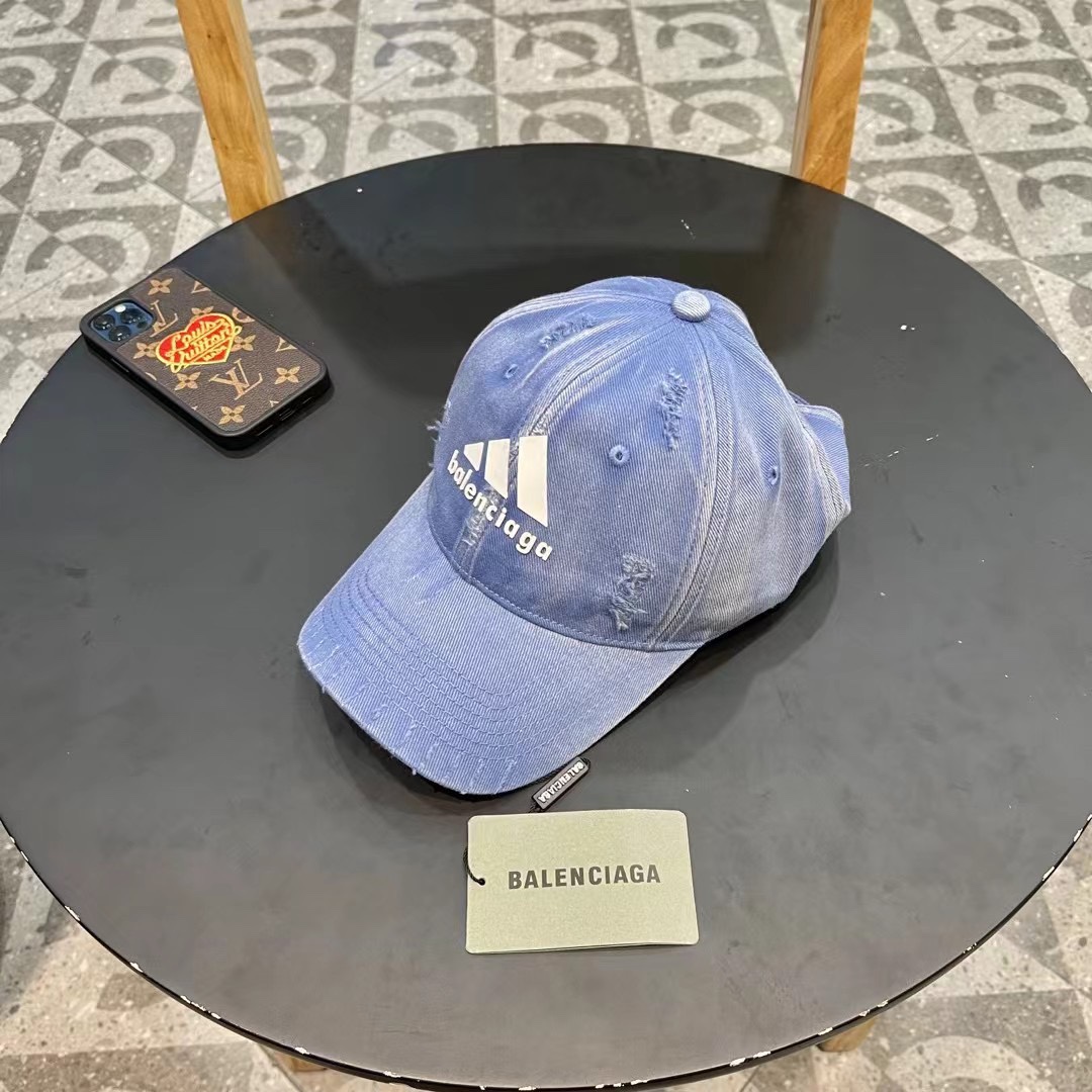  巴黎世家& 最新款🧢棒球帽
定制棉质面料!!整体透气性很好
精致的字母刺绣和工整的走线，
版型超正值得