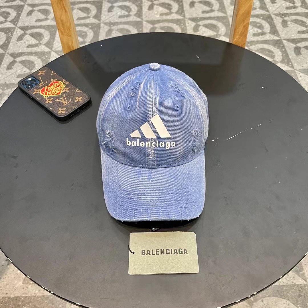  巴黎世家& 最新款🧢棒球帽
定制棉质面料!!整体透气性很好
精致的字母刺绣和工整的走线，
版型超正值得