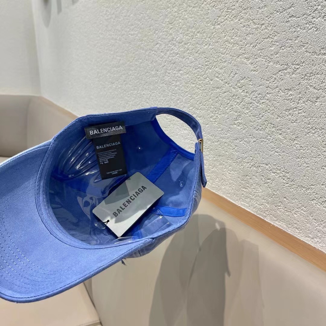  巴黎世家& 最新款🧢棒球帽
定制棉质面料!!整体透气性很好
精致的字母刺绣和工整的走线，
版型超正值得