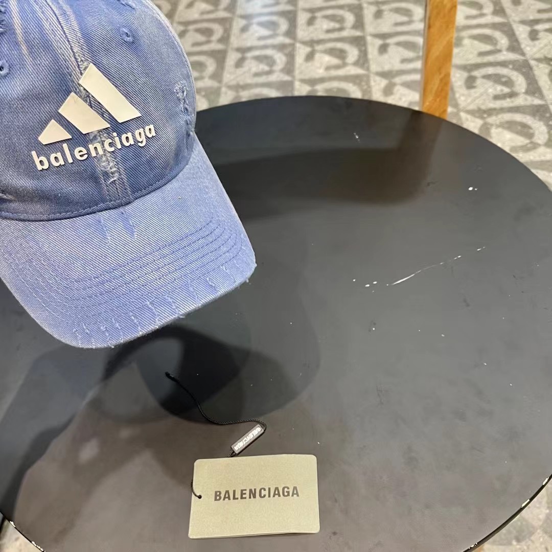  巴黎世家& 最新款🧢棒球帽
定制棉质面料!!整体透气性很好
精致的字母刺绣和工整的走线，
版型超正值得