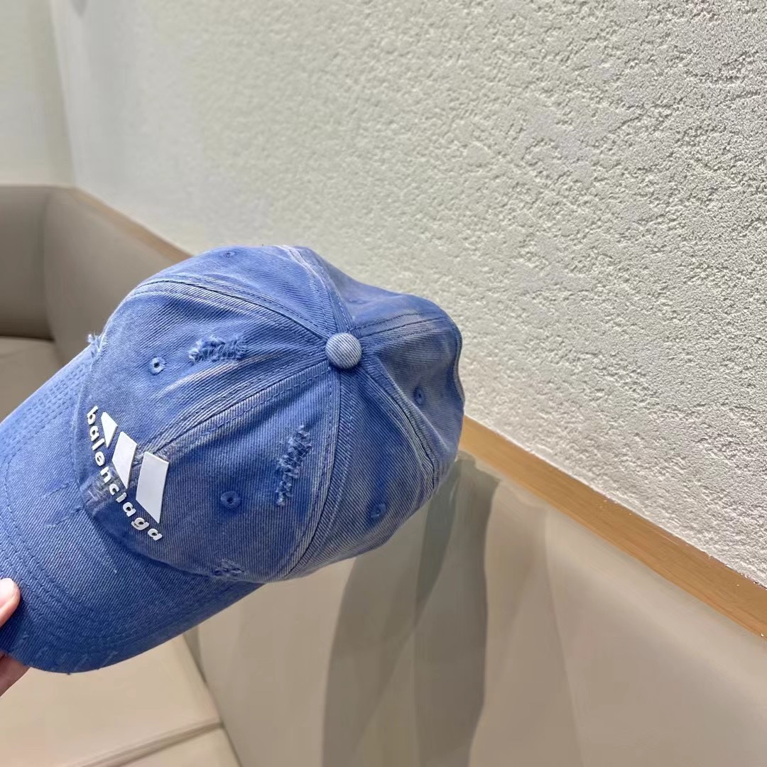  巴黎世家& 最新款🧢棒球帽
定制棉质面料!!整体透气性很好
精致的字母刺绣和工整的走线，
版型超正值得