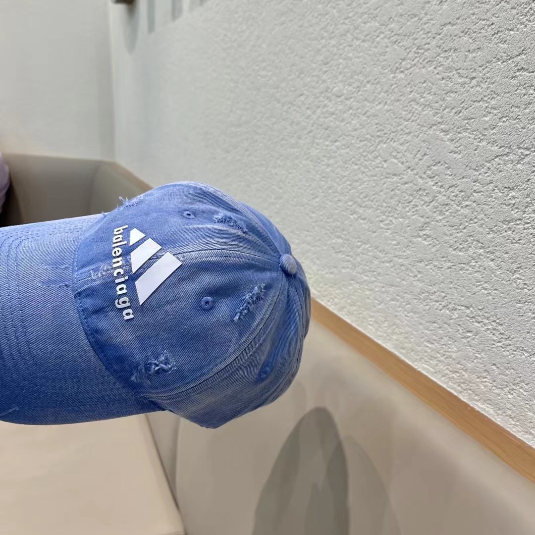  巴黎世家& 最新款🧢棒球帽
定制棉质面料!!整体透气性很好
精致的字母刺绣和工整的走线，
版型超正值得
