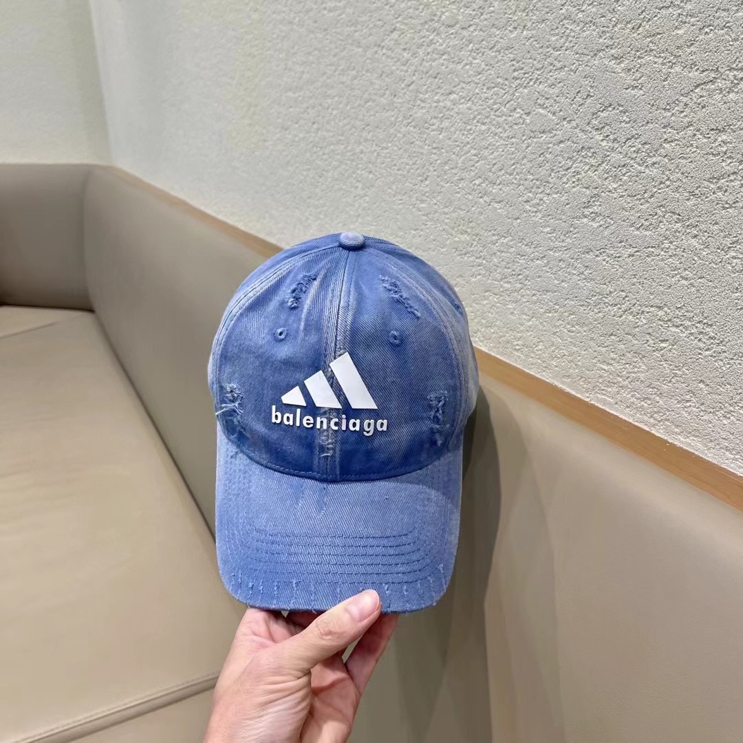 巴黎世家& 最新款🧢棒球帽
定制棉质面料!!整体透气性很好
精致的字母刺绣和工整的走线，
版型超正值得
