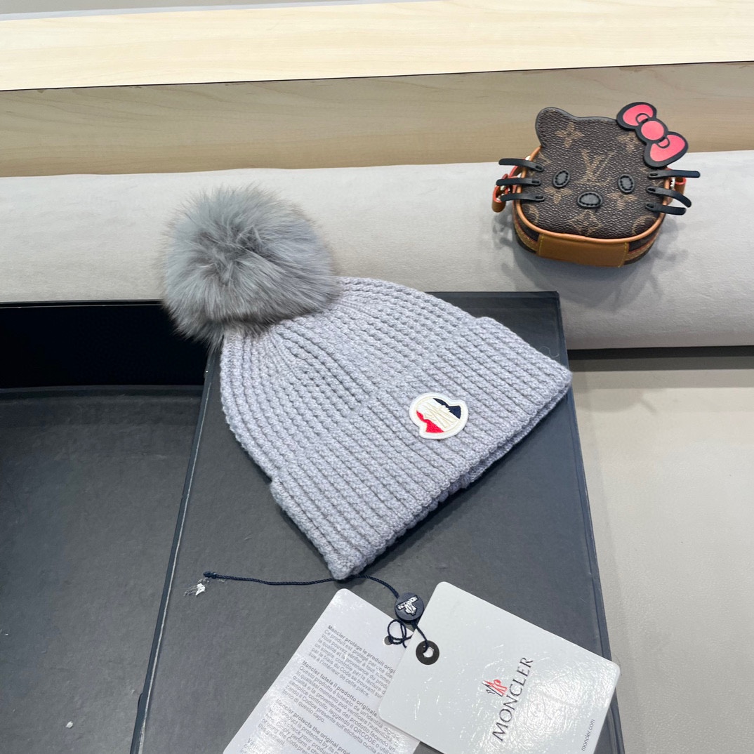 Moncler蒙口兔毛羊毛针织厚翻边毛线帽 年末重磅高颜值仙女针织帽，超仙的安哥拉兔羊毛， 色系很甜美，巨百搭，不挑头型