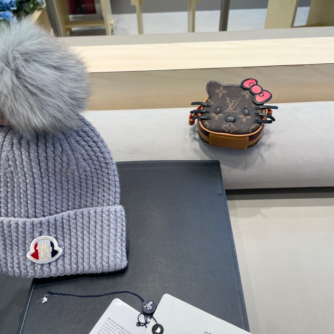 Moncler蒙口兔毛羊毛针织厚翻边毛线帽 年末重磅高颜值仙女针织帽，超仙的安哥拉兔羊毛， 色系很甜美，巨百搭，不挑头型