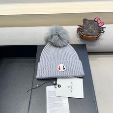 Moncler蒙口兔毛羊毛针织厚翻边毛线帽 年末重磅高颜值仙女针织帽,超仙的安哥拉兔羊毛, 色系很甜美,巨百搭,不挑头型 Moncler蒙口兔毛羊毛针织厚翻边毛线帽 年末重磅高颜值仙女针织帽,超仙的安哥拉兔羊毛, 色系很甜美,巨百搭,不挑头型
