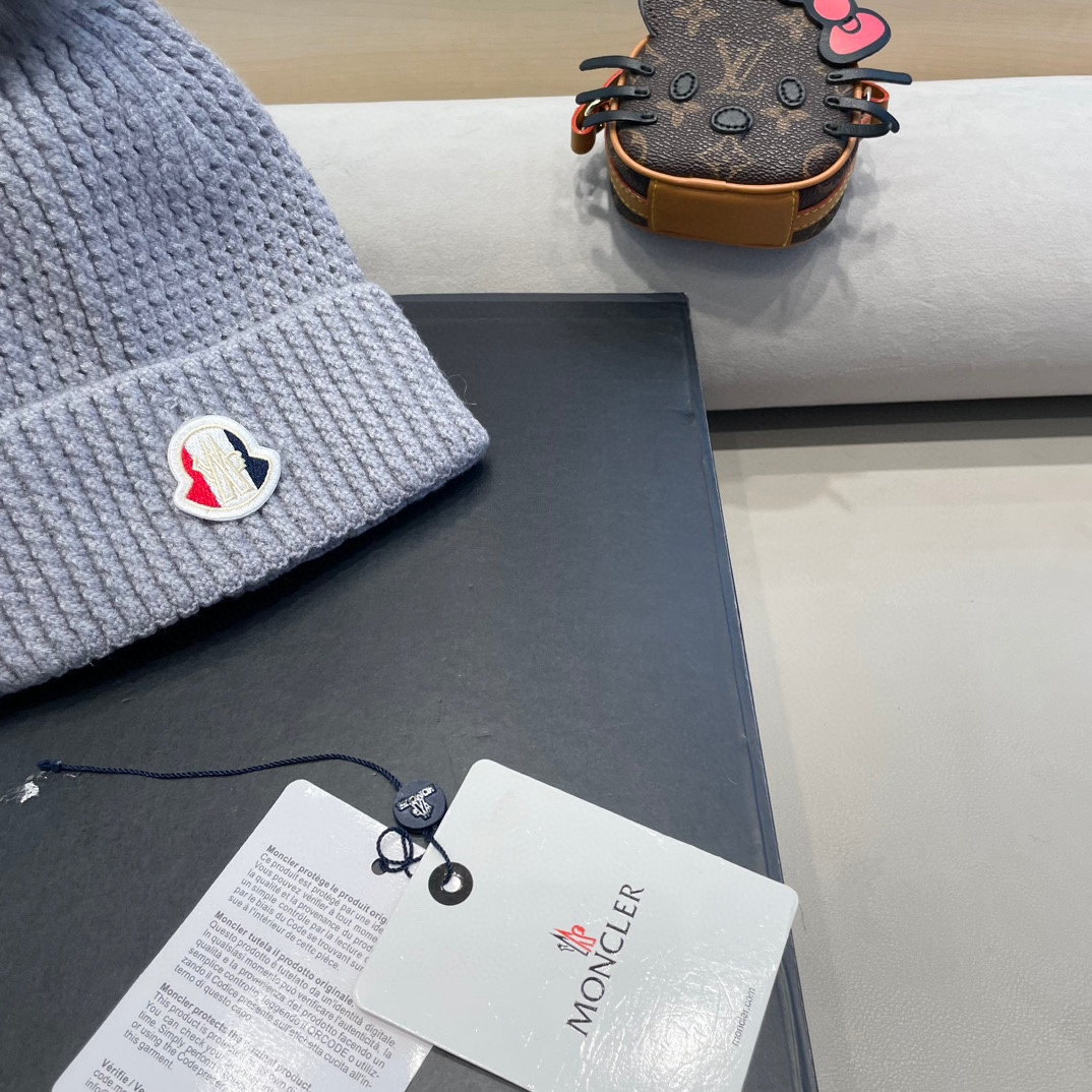 Moncler蒙口兔毛羊毛针织厚翻边毛线帽 年末重磅高颜值仙女针织帽，超仙的安哥拉兔羊毛， 色系很甜美，巨百搭，不挑头型