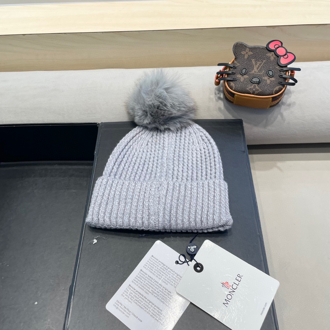 Moncler蒙口兔毛羊毛针织厚翻边毛线帽 年末重磅高颜值仙女针织帽，超仙的安哥拉兔羊毛， 色系很甜美，巨百搭，不挑头型