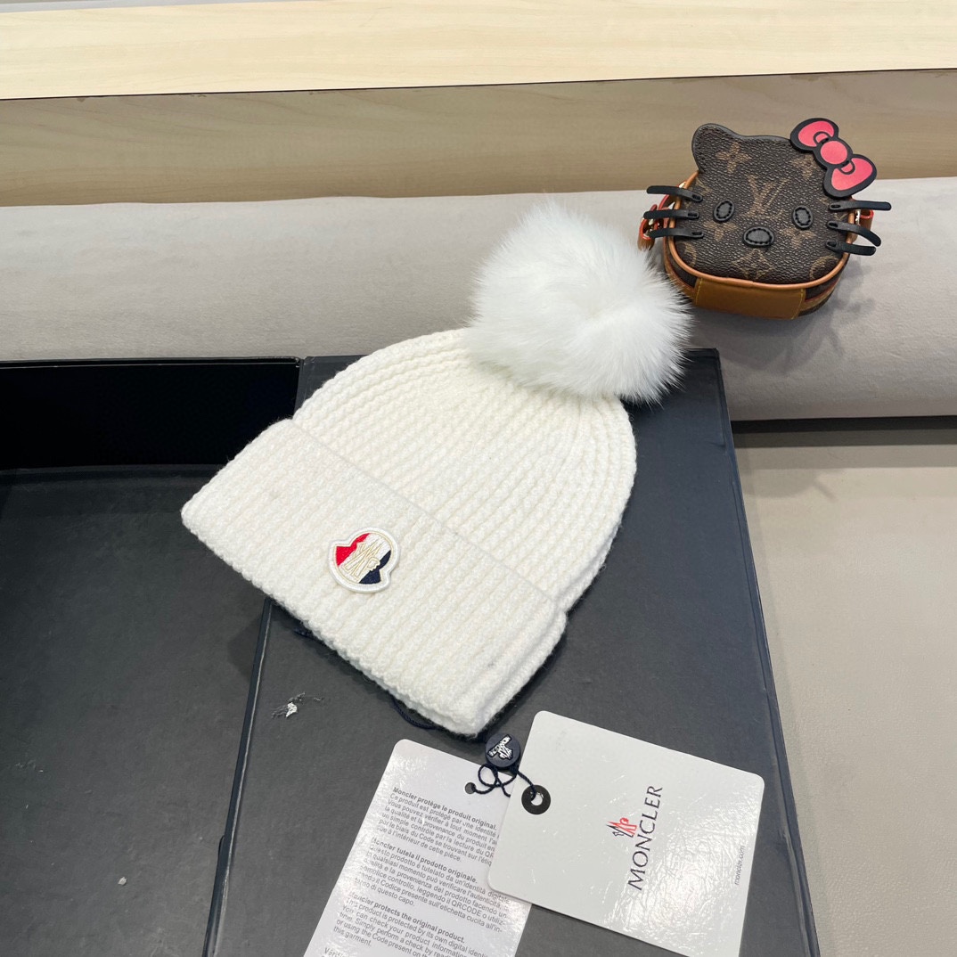 Moncler蒙口兔毛羊毛针织厚翻边毛线帽 年末重磅高颜值仙女针织帽，超仙的安哥拉兔羊毛， 色系很甜美，巨百搭，不挑头型