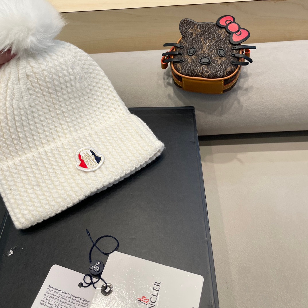 Moncler蒙口兔毛羊毛针织厚翻边毛线帽 年末重磅高颜值仙女针织帽，超仙的安哥拉兔羊毛， 色系很甜美，巨百搭，不挑头型