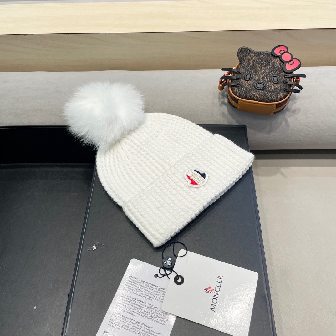 Moncler蒙口兔毛羊毛针织厚翻边毛线帽 年末重磅高颜值仙女针织帽，超仙的安哥拉兔羊毛， 色系很甜美，巨百搭，不挑头型