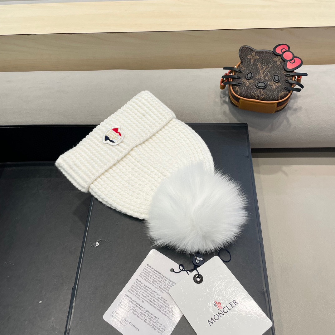 Moncler蒙口兔毛羊毛针织厚翻边毛线帽 年末重磅高颜值仙女针织帽，超仙的安哥拉兔羊毛， 色系很甜美，巨百搭，不挑头型