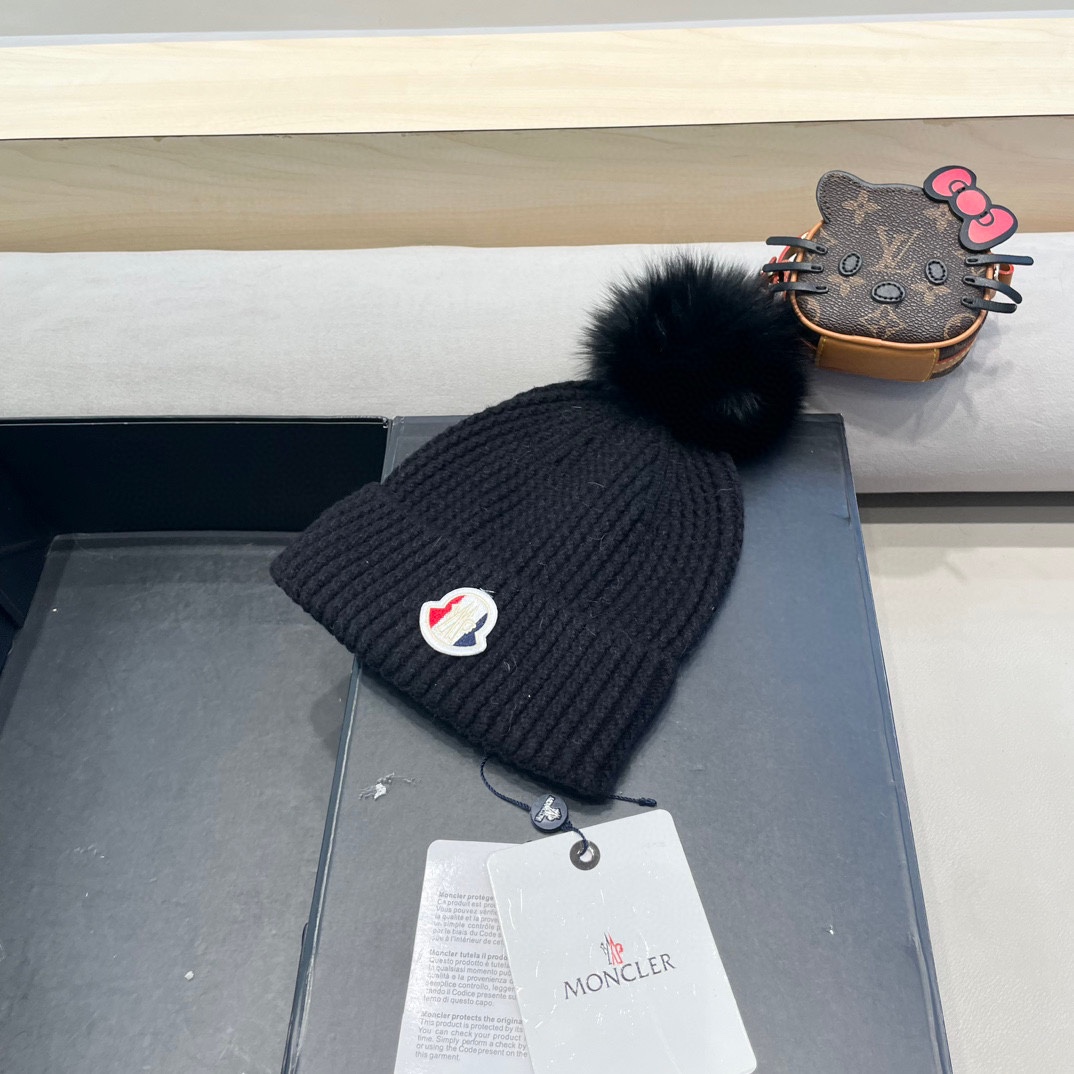 Moncler蒙口兔毛羊毛针织厚翻边毛线帽 年末重磅高颜值仙女针织帽，超仙的安哥拉兔羊毛， 色系很甜美，巨百搭，不挑头型