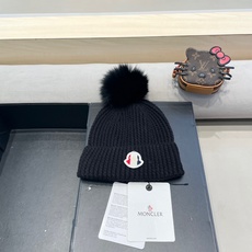 Moncler蒙口兔毛羊毛针织厚翻边毛线帽 年末重磅高颜值仙女针织帽,超仙的安哥拉兔羊毛, 色系很甜美,巨百搭,不挑头型 Moncler蒙口兔毛羊毛针织厚翻边毛线帽 年末重磅高颜值仙女针织帽,超仙的安哥拉兔羊毛, 色系很甜美,巨百搭,不挑头型