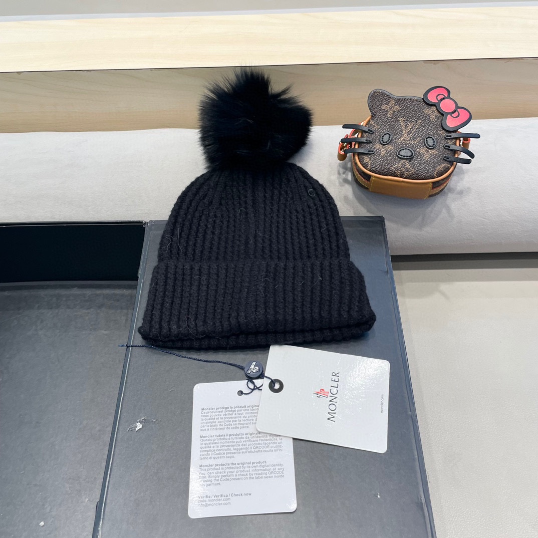 Moncler蒙口兔毛羊毛针织厚翻边毛线帽 年末重磅高颜值仙女针织帽，超仙的安哥拉兔羊毛， 色系很甜美，巨百搭，不挑头型