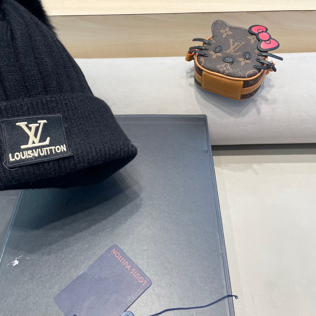 🔥Lv 路易威登秋冬新款针织毛线帽 非常百搭 男女通用 亲们可以看细节，车工整齐 透气舒适，采用进口毛线料！潮人必备！