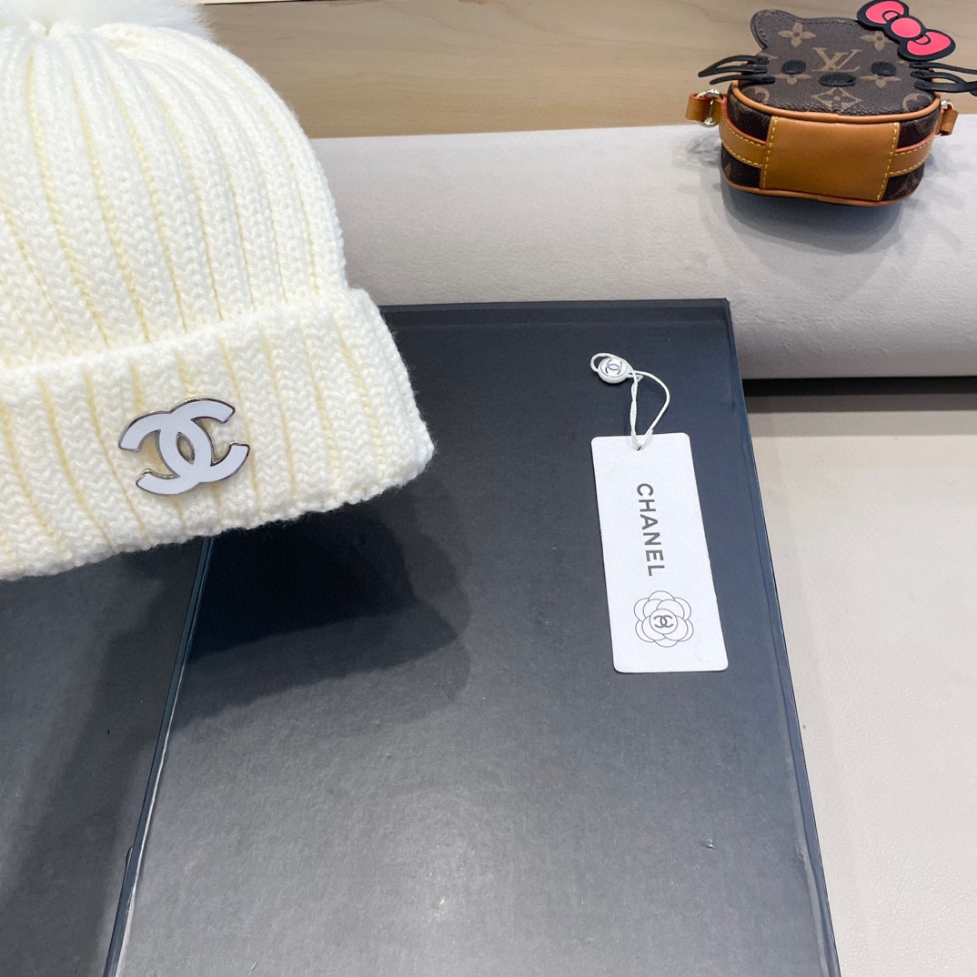 【CHANEL香奈儿】新款配狐狸毛球小香风毛球针织毛线帽，大牌系列，轻奢感满满