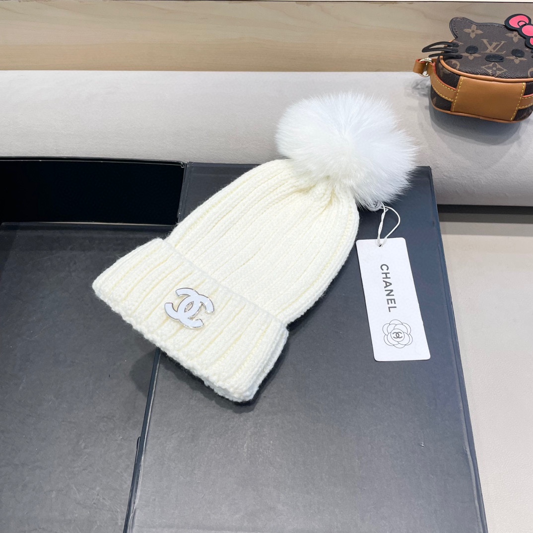 【CHANEL香奈儿】新款配狐狸毛球小香风毛球针织毛线帽，大牌系列，轻奢感满满