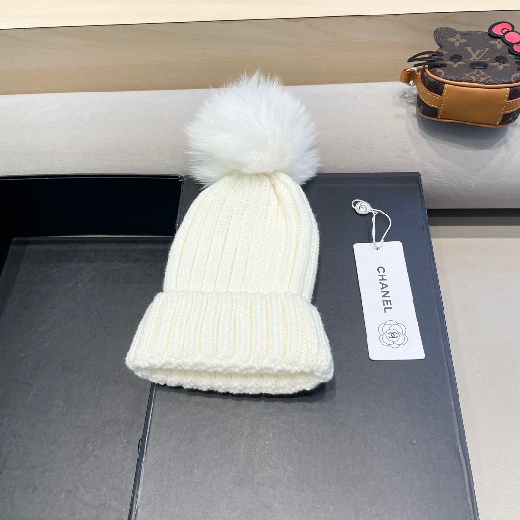 【CHANEL香奈儿】新款配狐狸毛球小香风毛球针织毛线帽，大牌系列，轻奢感满满