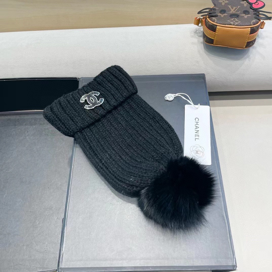 【CHANEL香奈儿】新款配狐狸毛球小香风毛球针织毛线帽，大牌系列，轻奢感满满