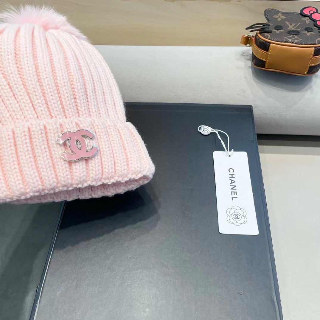 【CHANEL香奈儿】新款配狐狸毛球小香风毛球针织毛线帽，大牌系列，轻奢感满满