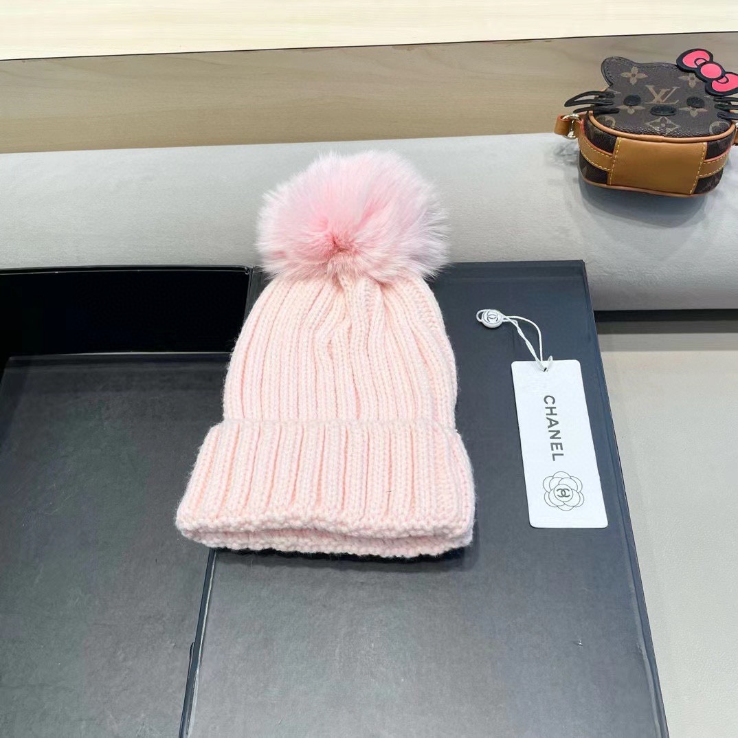 【CHANEL香奈儿】新款配狐狸毛球小香风毛球针织毛线帽，大牌系列，轻奢感满满