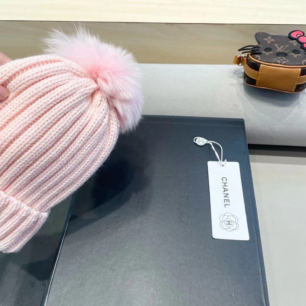 【CHANEL香奈儿】新款配狐狸毛球小香风毛球针织毛线帽，大牌系列，轻奢感满满
