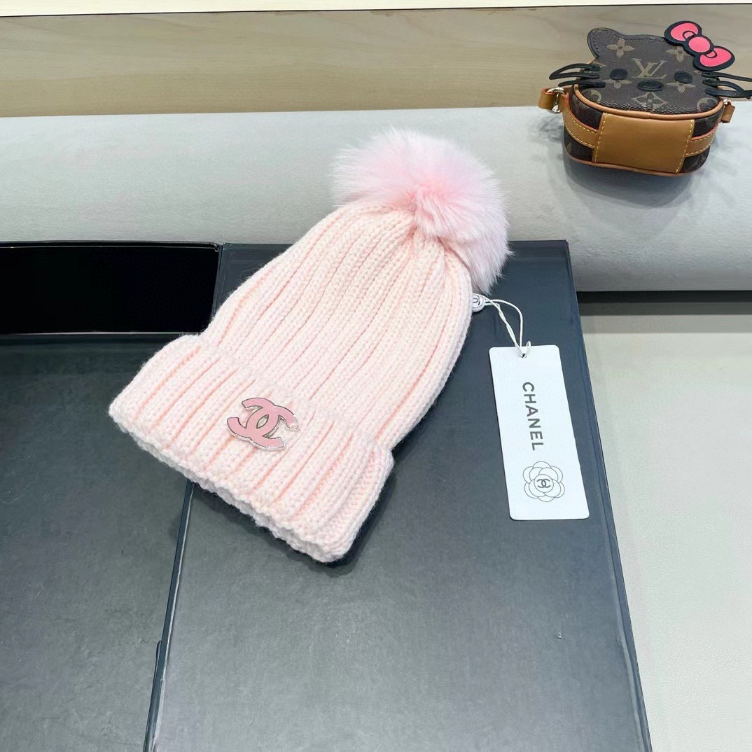 【CHANEL香奈儿】新款配狐狸毛球小香风毛球针织毛线帽，大牌系列，轻奢感满满