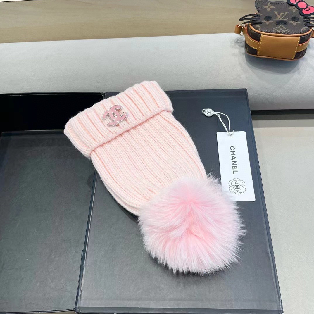 【CHANEL香奈儿】新款配狐狸毛球小香风毛球针织毛线帽，大牌系列，轻奢感满满