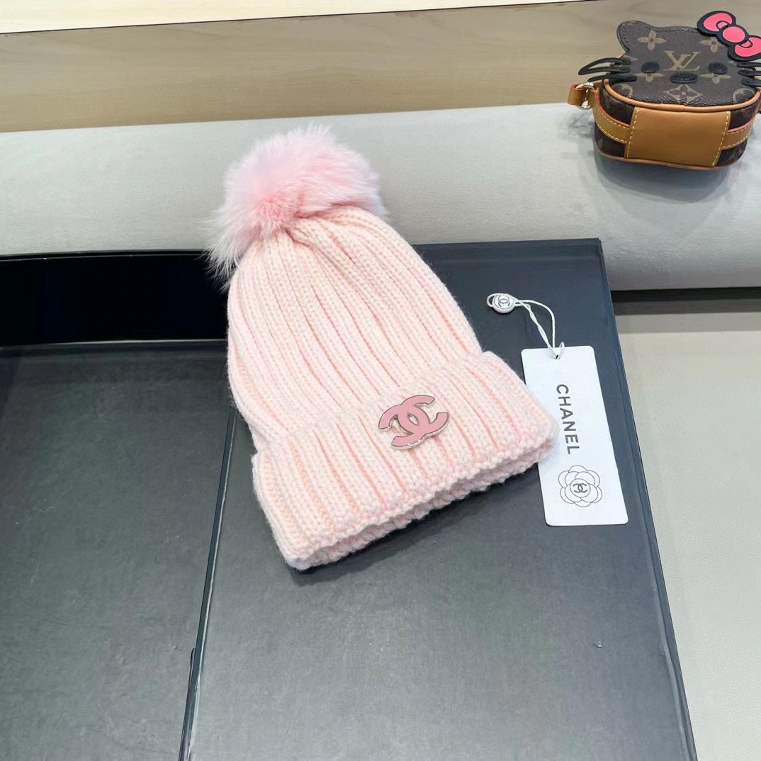 【CHANEL香奈儿】新款配狐狸毛球小香风毛球针织毛线帽，大牌系列，轻奢感满满