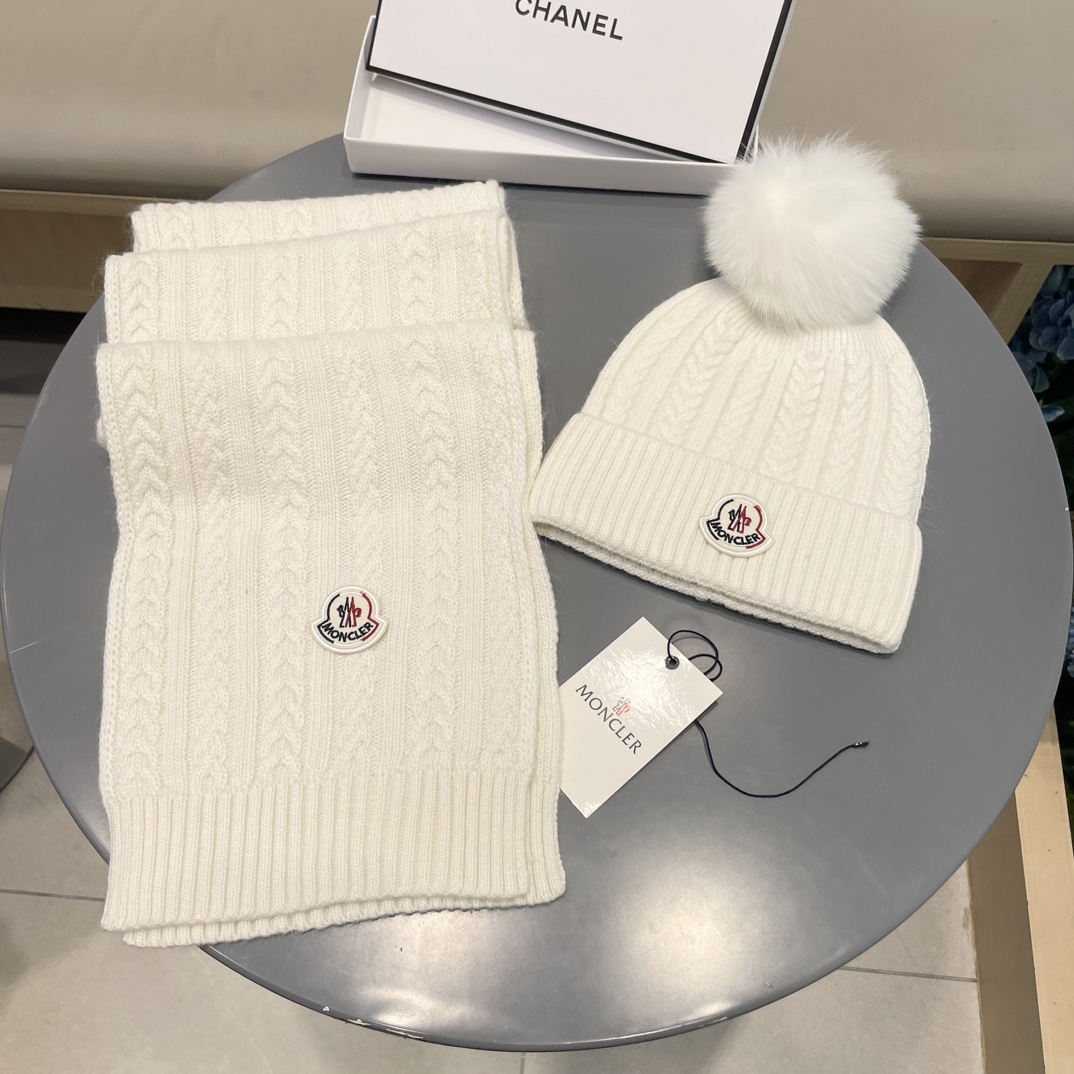 蒙口MONCLER 经典套装帽子！帽子➕围巾！配狐狸毛球羊绒兔绒品质！暖暖哒超级舒服～冬日小姐姐减龄神器哦～这个冬天你就