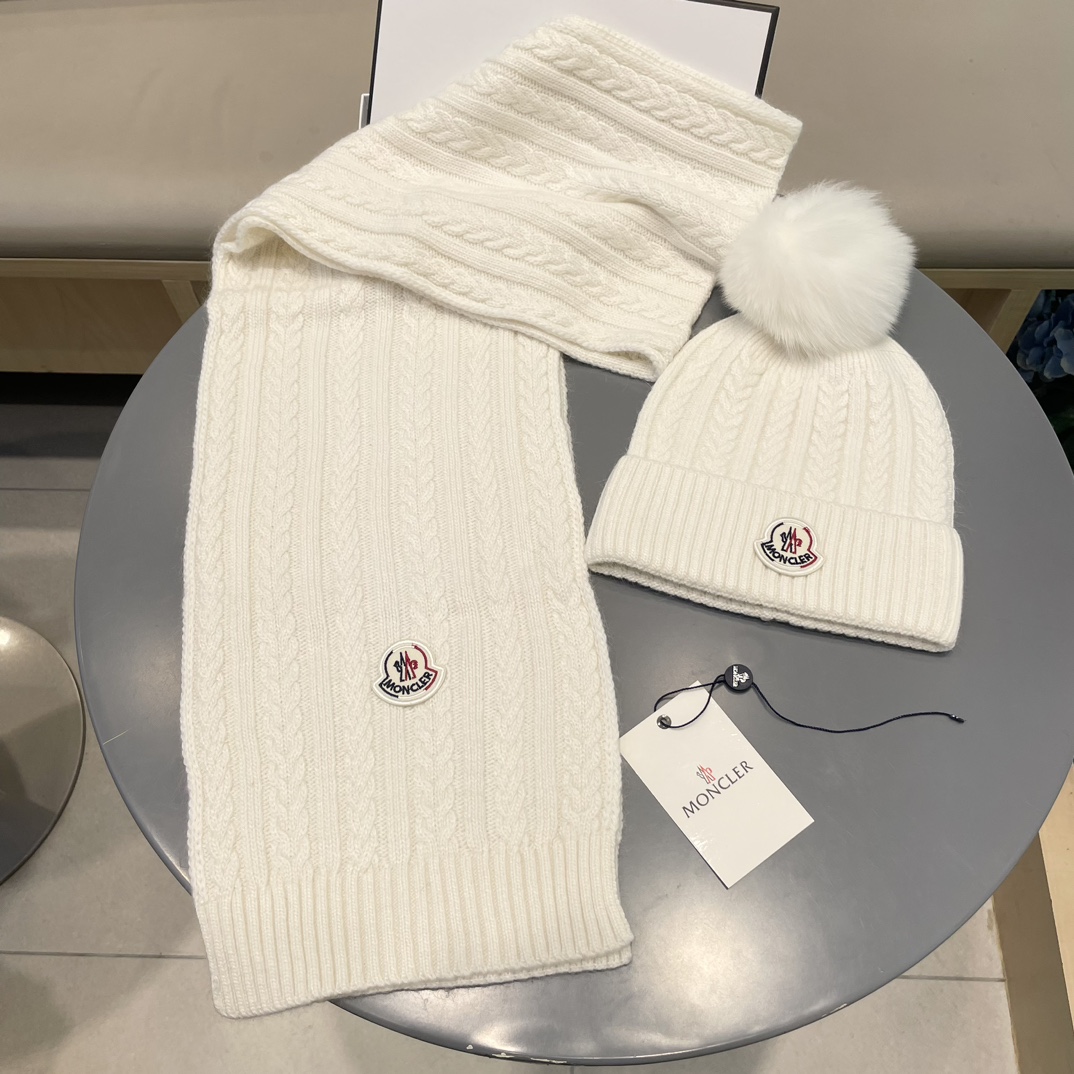 蒙口MONCLER 经典套装帽子！帽子➕围巾！配狐狸毛球羊绒兔绒品质！暖暖哒超级舒服～冬日小姐姐减龄神器哦～这个冬天你就