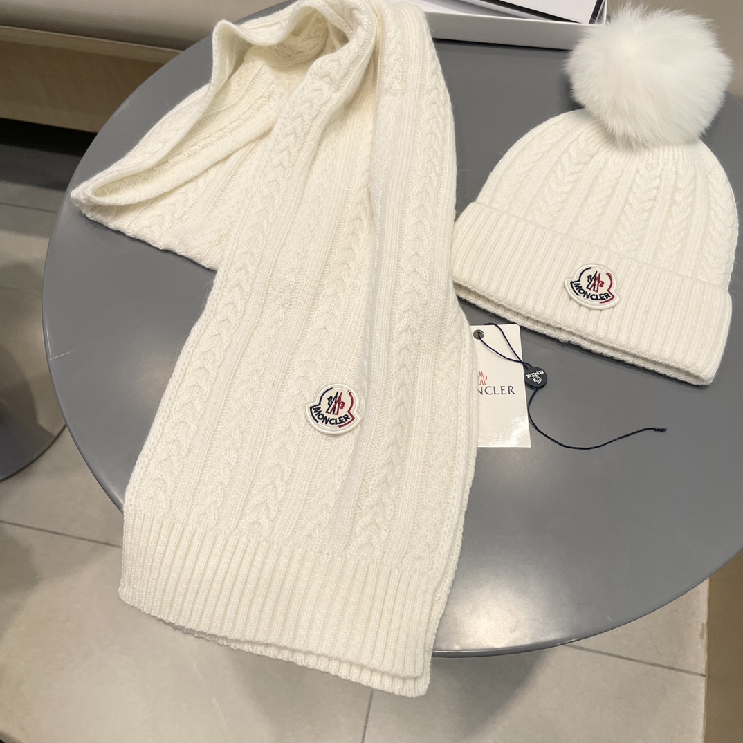 蒙口MONCLER 经典套装帽子！帽子➕围巾！配狐狸毛球羊绒兔绒品质！暖暖哒超级舒服～冬日小姐姐减龄神器哦～这个冬天你就