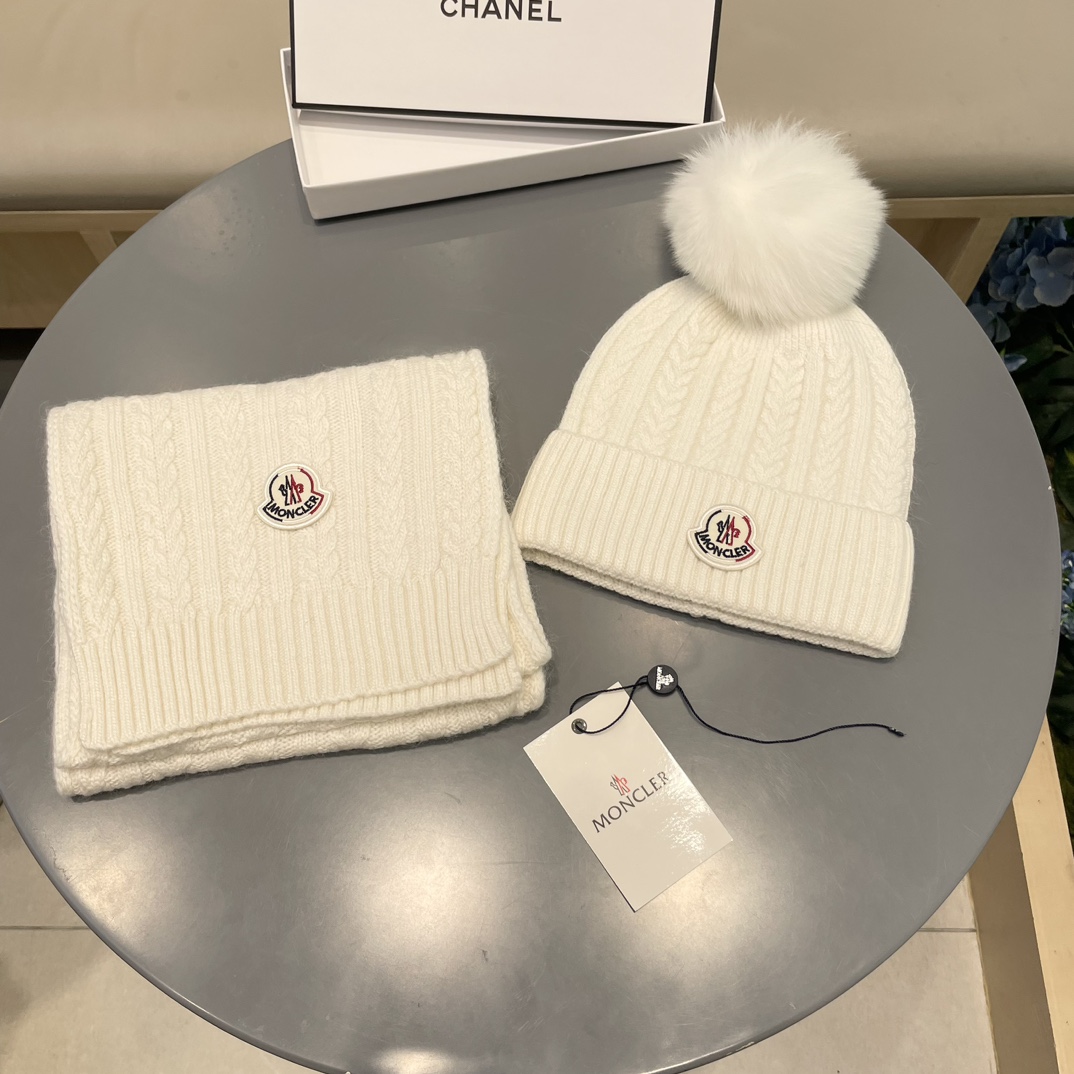蒙口MONCLER 经典套装帽子！帽子➕围巾！配狐狸毛球羊绒兔绒品质！暖暖哒超级舒服～冬日小姐姐减龄神器哦～这个冬天你就