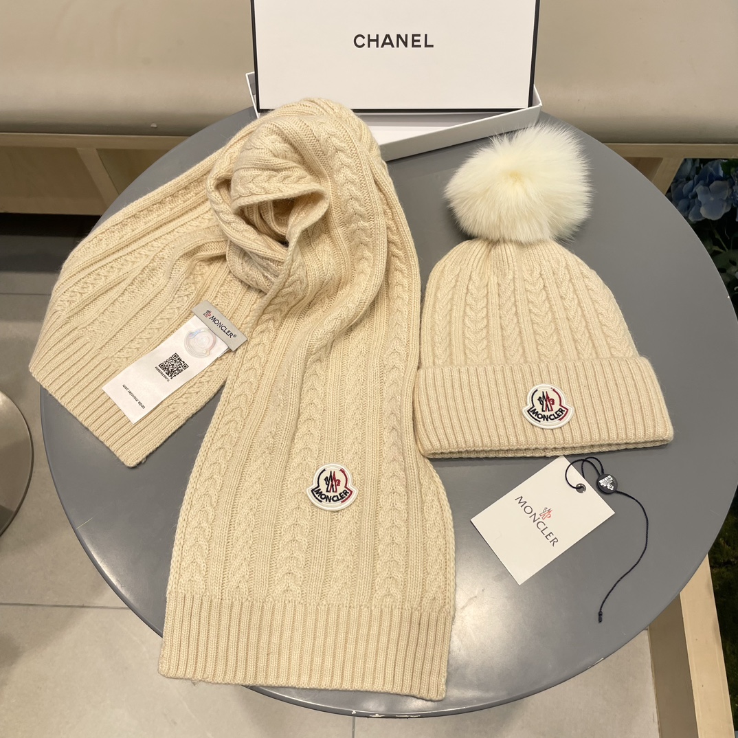 蒙口MONCLER 经典套装帽子！帽子➕围巾！配狐狸毛球羊绒兔绒品质！暖暖哒超级舒服～冬日小姐姐减龄神器哦～这个冬天你就