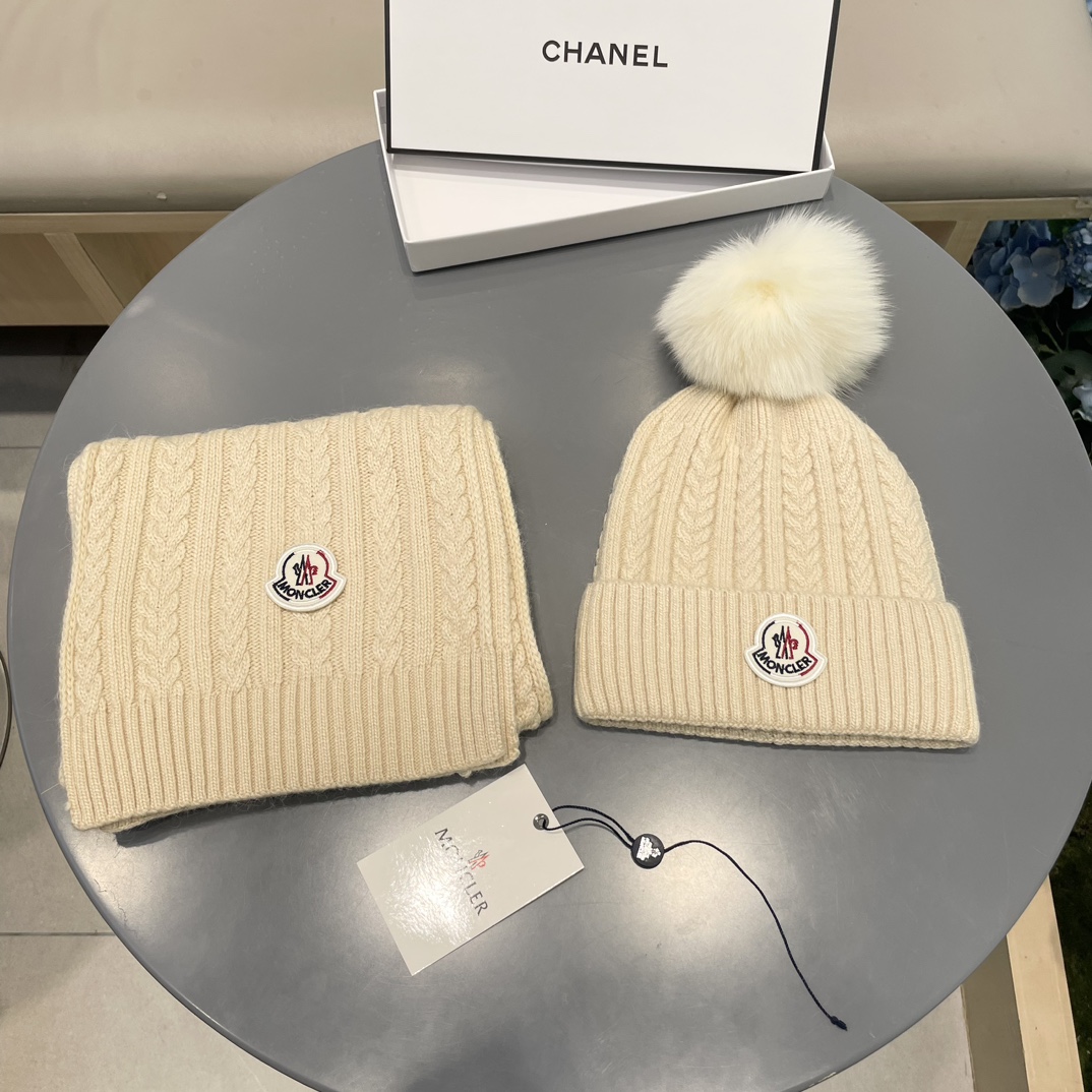 蒙口MONCLER 经典套装帽子！帽子➕围巾！配狐狸毛球羊绒兔绒品质！暖暖哒超级舒服～冬日小姐姐减龄神器哦～这个冬天你就