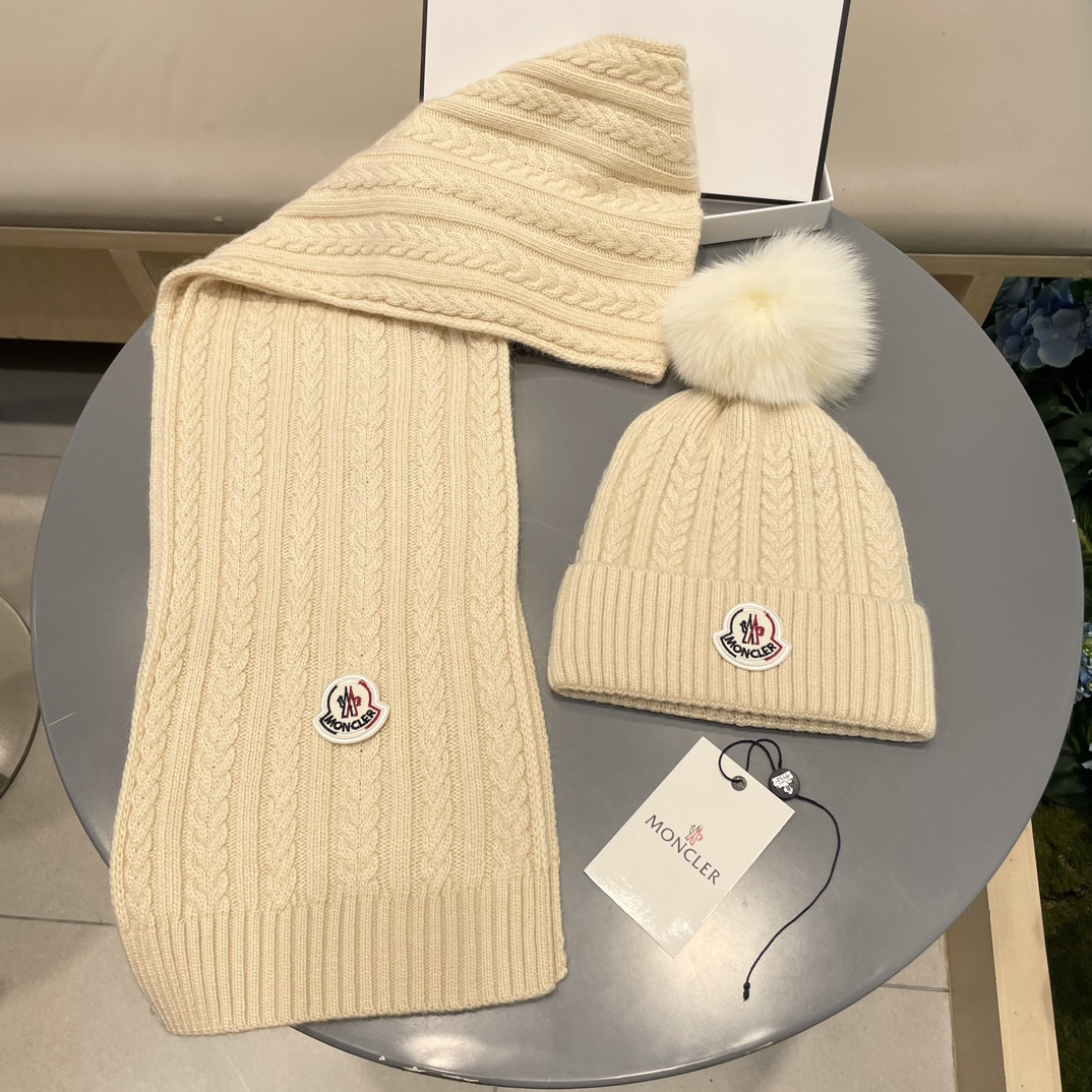 蒙口MONCLER 经典套装帽子！帽子➕围巾！配狐狸毛球羊绒兔绒品质！暖暖哒超级舒服～冬日小姐姐减龄神器哦～这个冬天你就