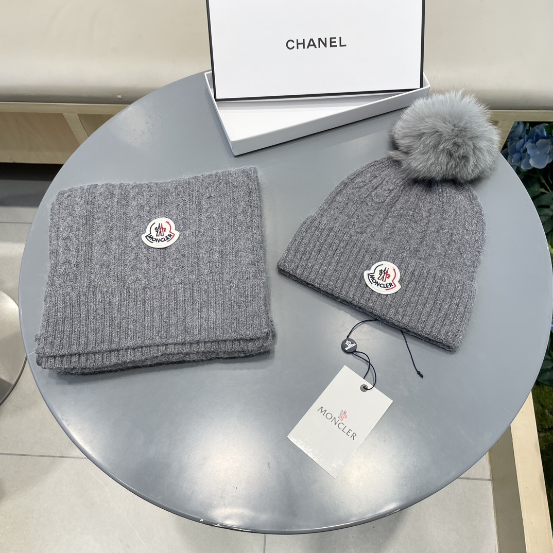 蒙口MONCLER 经典套装帽子！帽子➕围巾！配狐狸毛球羊绒兔绒品质！暖暖哒超级舒服～冬日小姐姐减龄神器哦～这个冬天你就