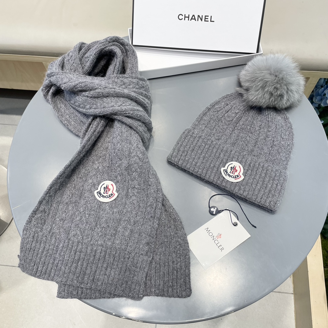 蒙口MONCLER 经典套装帽子！帽子➕围巾！配狐狸毛球羊绒兔绒品质！暖暖哒超级舒服～冬日小姐姐减龄神器哦～这个冬天你就