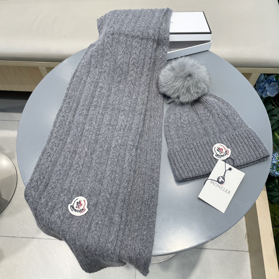 蒙口MONCLER 经典套装帽子！帽子➕围巾！配狐狸毛球羊绒兔绒品质！暖暖哒超级舒服～冬日小姐姐减龄神器哦～这个冬天你就