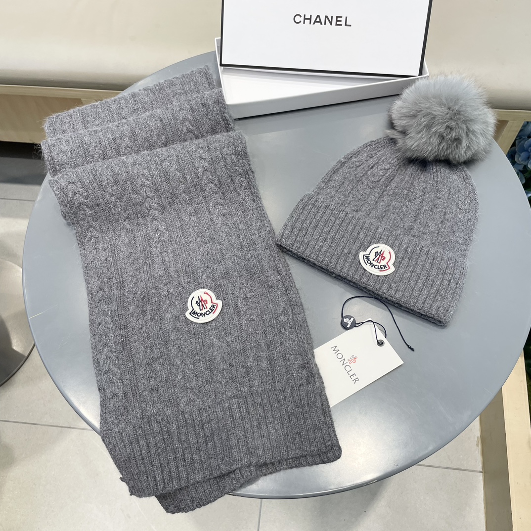 蒙口MONCLER 经典套装帽子！帽子➕围巾！配狐狸毛球羊绒兔绒品质！暖暖哒超级舒服～冬日小姐姐减龄神器哦～这个冬天你就
